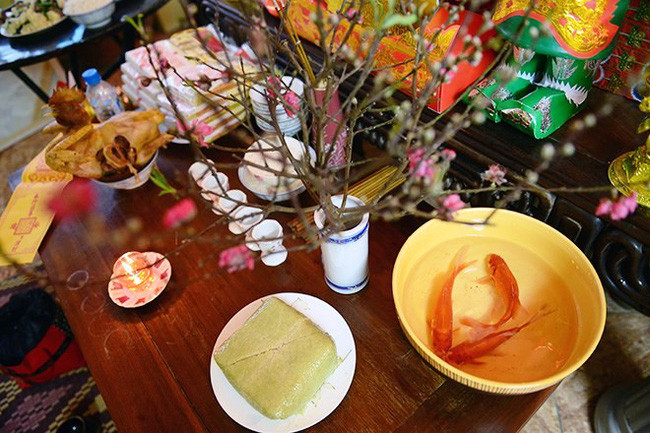 Theo phong tục văn hóa cổ truyền của người Việt, cứ đến 23 tháng Chạp hàng năm là mọi gia đình làm mâm cúng tiễn ông Công ông Táo về chầu trời. Ngoài cỗ, các gia đình sẽ chuẩn bị cá chép để thả ra sông, hồ gần nhà...