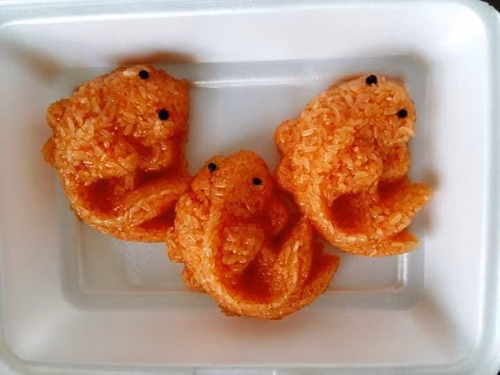 Tuy vậy, một số người vẫn băn khoăn lo ngại về chất lượng sản phẩm bởi không rõ nguồn gốc, hạn sử dụng. Không ít người chỉ mua vì thấy đẹp chứ cũng không dám ăn. Nguồn ảnh: Facebook.