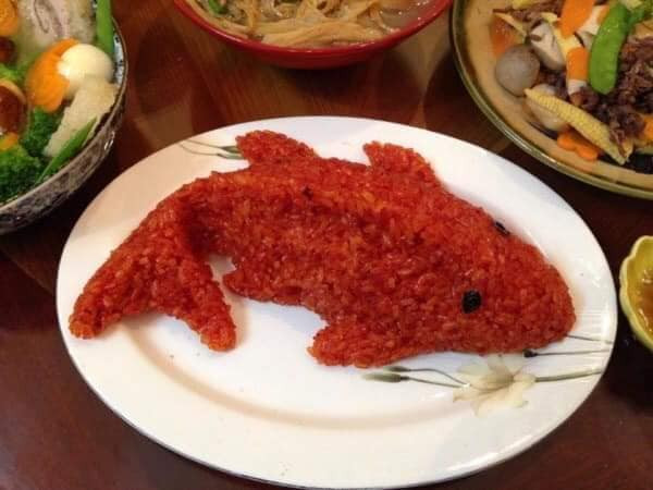 Những con cá chép "giả" được làm từ gạo nếp, đúc khuôn khá công phu với màu sắc đẹp, trang trí cầu kỳ bắt mắt.