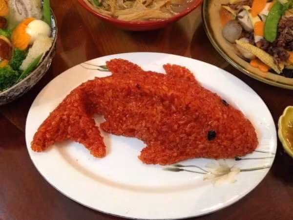 Những con cá chép "giả" được làm từ gạo nếp, đúc khuôn khá công phu với màu sắc đẹp, trang trí cầu kỳ bắt mắt.