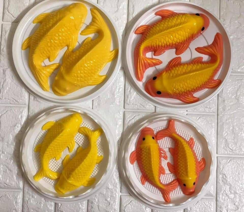 Ngoài xôi chè cá chép, các loại bánh hình cá chép cũng đang bán khá chạy. Không chỉ được làm bằng bột đậu xanh, rau câu, các loại bánh bông lan cá chép đặc biệt là bánh tổ cá chép cũng được nhiều người chọn mua.