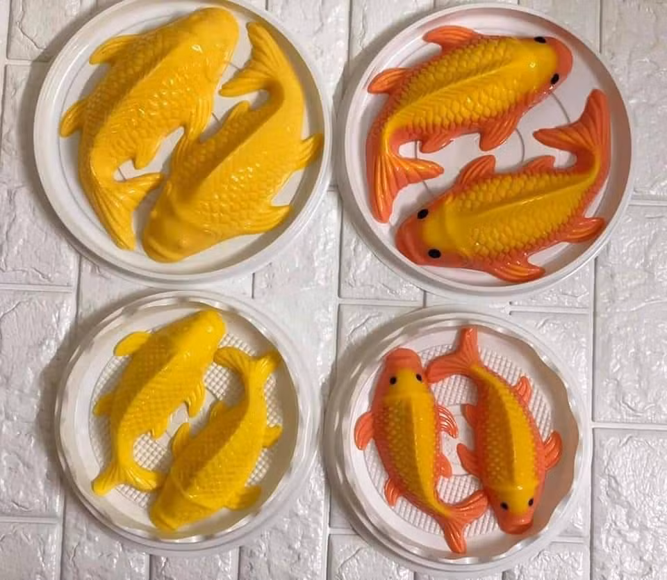 Ngoài xôi chè cá chép, các loại bánh hình cá chép cũng đang bán khá chạy. Không chỉ được làm bằng bột đậu xanh, rau câu, các loại bánh bông lan cá chép đặc biệt là bánh tổ cá chép cũng được nhiều người chọn mua.