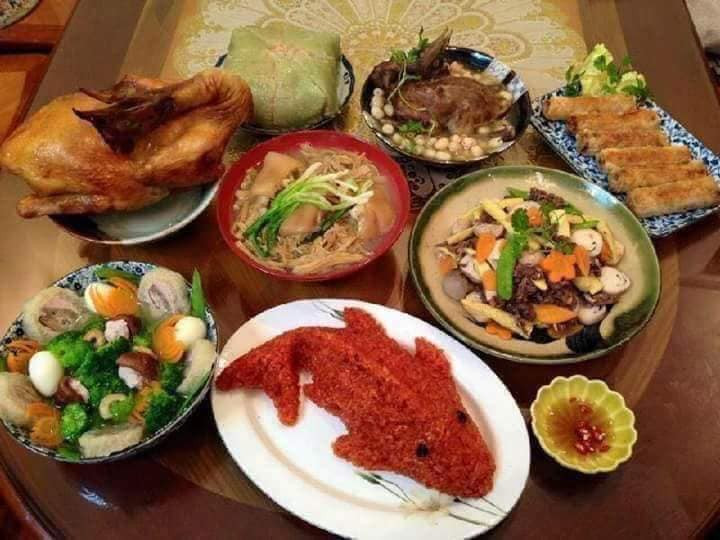 Chị Thanh (Cầu Giấy, Hà Nội), một người bán hàng trên mạng khoảng 3 ngày ngay đã nhận được hơn trăm đơn hàng cá chép bằng xôi, bánh tổ cho ngày cúng ông Công ông Táo.