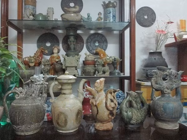 Các món đồ cổ của ông Dần có giá trị dao động từ vài triệu đến vài trăm triệu đồng. Ảnh: Một thế giới.