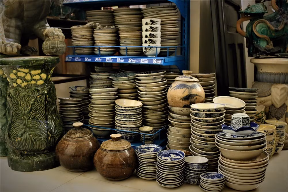 Trong số gần 10.000 món đồ cổ của anh Thông, món gần nhất có độ tuổi khoảng 10 năm, món cổ nhất cũng vài trăm năm...Ảnh: Lao động.