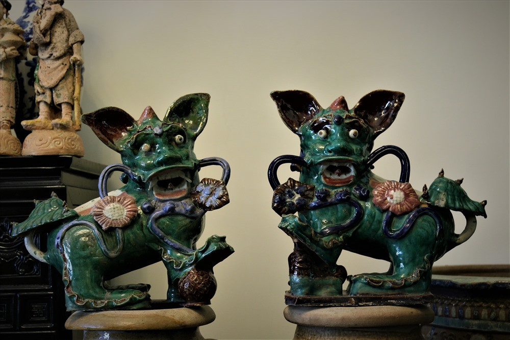 Bộ đồ cổ của anh Thông chủ yếu là các món đồ gốm làm bằng sành, sứ,... trong số đó có nhiều món mang giá trị liên thành. Ảnh: Lao động.