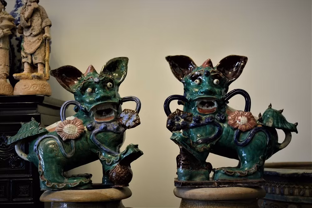 Bộ đồ cổ của anh Thông chủ yếu là các món đồ gốm làm bằng sành, sứ,... trong số đó có nhiều món mang giá trị liên thành. Ảnh: Lao động.