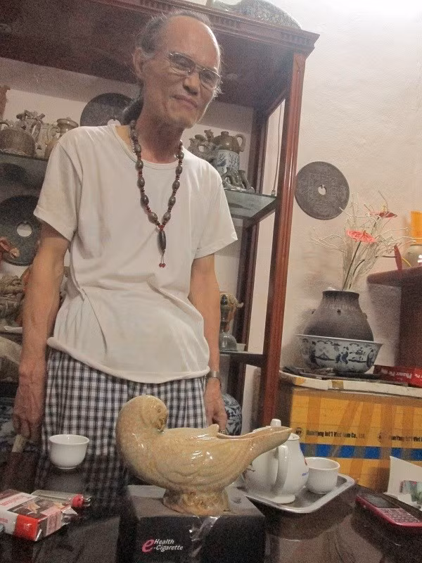 Ông Đinh Văn Dần (Hoa Lư) được biết đến như một tay chơi đồ cổ ở Ninh Bình. Những năm 30 tuổi, ông Dần bỏ công đi sưu tầm từng món đồ cổ. Ảnh: Một thế giới.