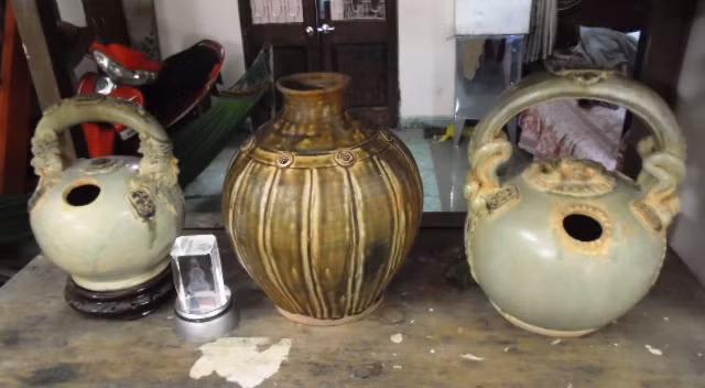 Những chiếc bình vôi từ thời Lý. Ảnh: Baodansinh.