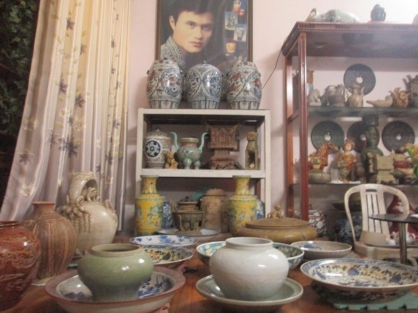 Đến nay, gia tài của ông có khoảng 500 món được giới chơi đồ cổ đánh giá cao, trong đó có nhiều loại, từ bình gốm, sứ, ngọc bội, cho đến lư hương...Ảnh: Một thế giới.