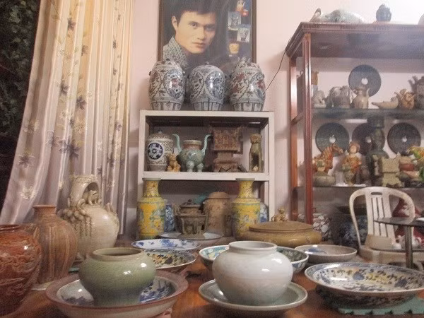 Đến nay, gia tài của ông có khoảng 500 món được giới chơi đồ cổ đánh giá cao, trong đó có nhiều loại, từ bình gốm, sứ, ngọc bội, cho đến lư hương...Ảnh: Một thế giới.