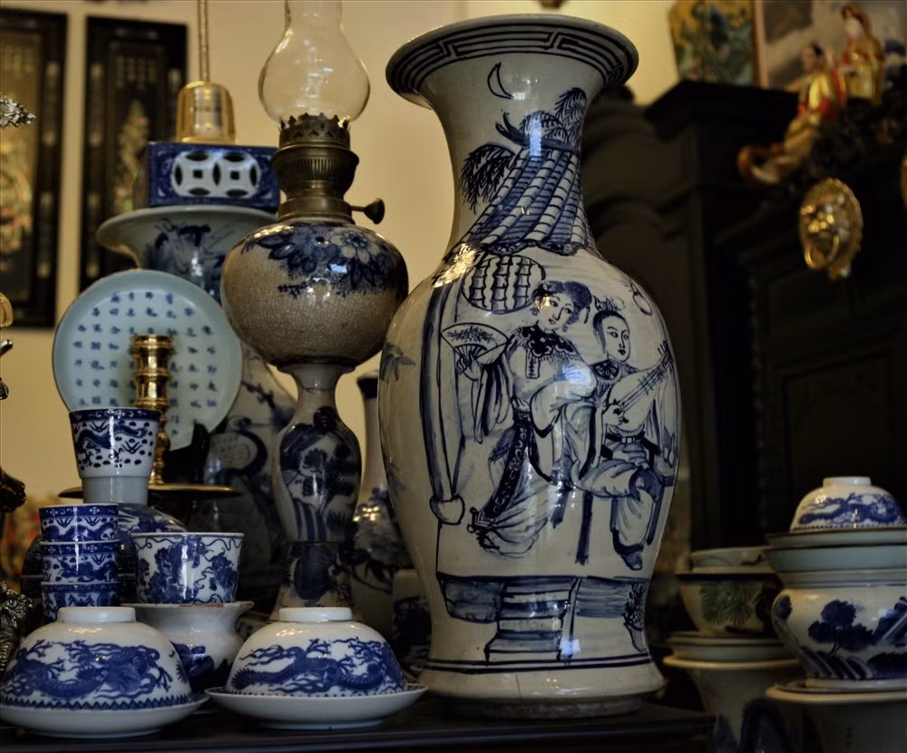 Hơn 20 năm đam mê với thú chơi đồ cổ, đến nay bộ sưu tập đồ cổ của anh Thông đã đạt đến giá trị khó có thể đong đếm. Ảnh: Lao động.