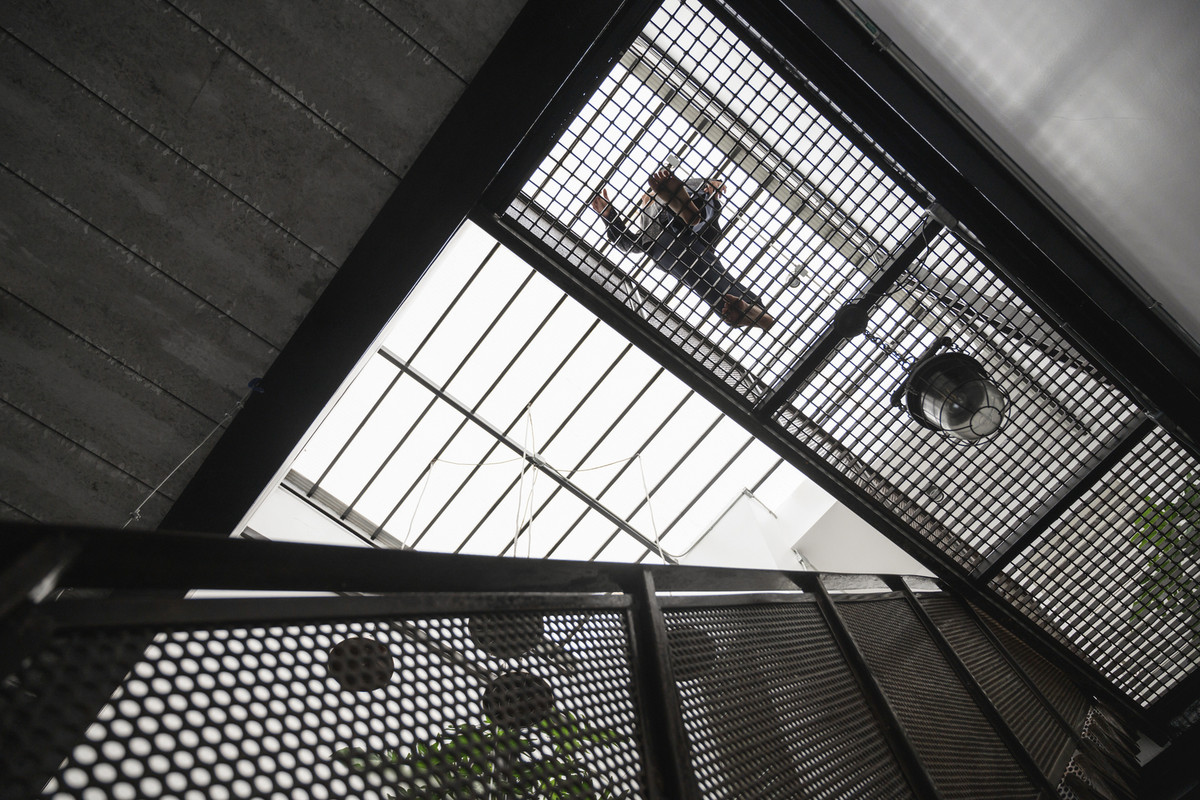 Cầu thang được làm bằng chất liệu tiết kiệm.