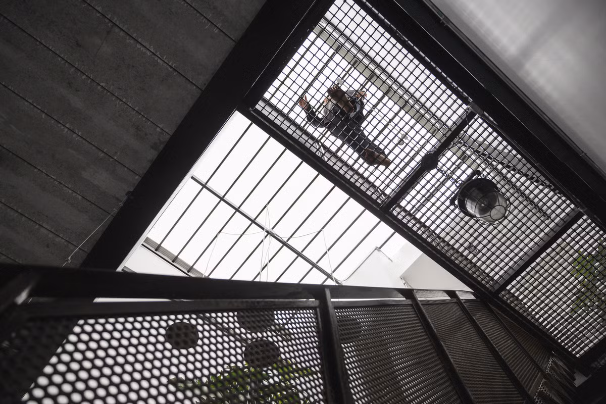 Cầu thang được làm bằng chất liệu tiết kiệm.