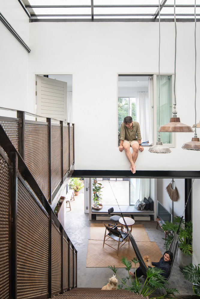 Gia chủ là cặp vợ chồng trẻ tuổi, mong muốn xây dựng một không gian sống thoải mái với cây xanh và thú cưng.