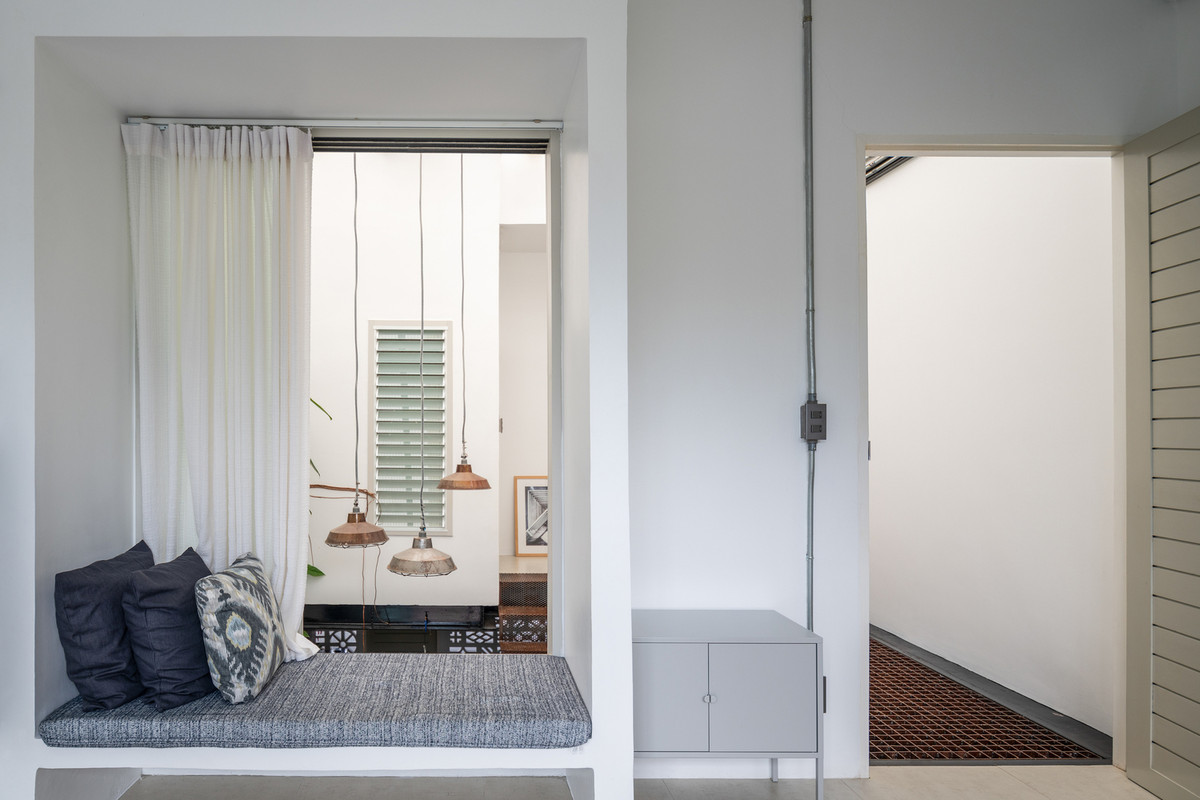 Tầng 2 gồm 2 phòng ngủ và một phòng tắm.