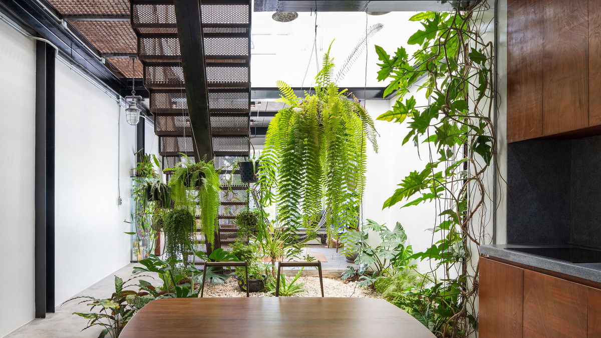 Phía sau phòng khách là khu vườn nhỏ, cũng là giếng trời đón ánh sáng tự nhiên, cầu thang.