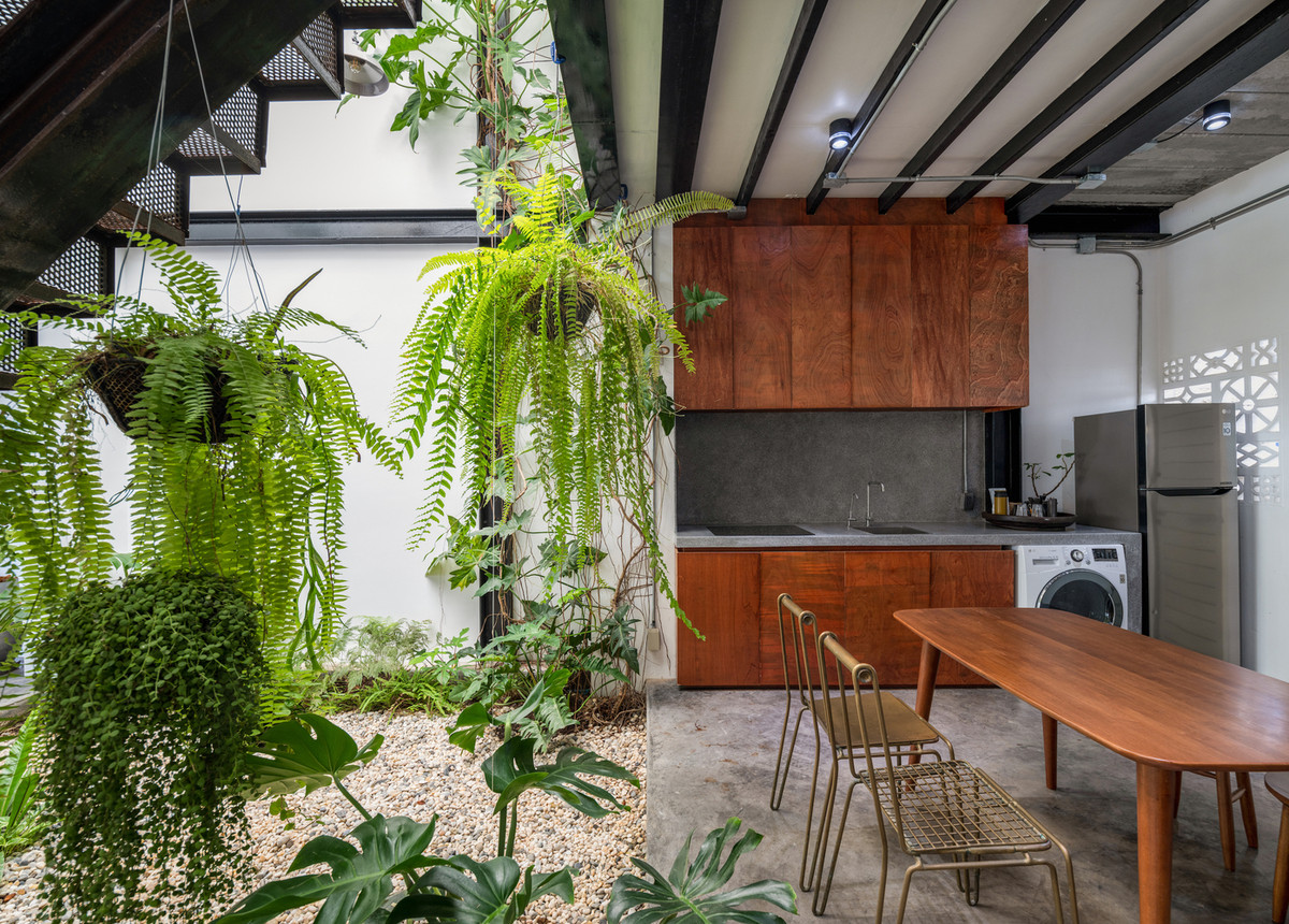 Bếp và bàn ăn được thiết kế mở, gần gũi với thiên nhiên.