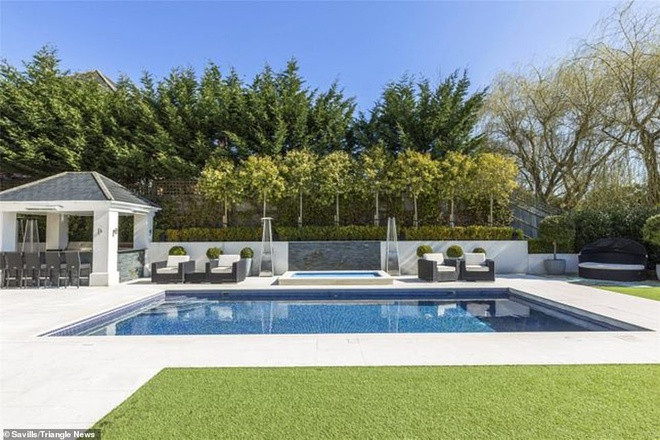 Không gian thư giãn, giải trí ngoài trời bao gồm hồ bơi, bồn tắm nước nóng và khu vực ăn uống, bếp núc.