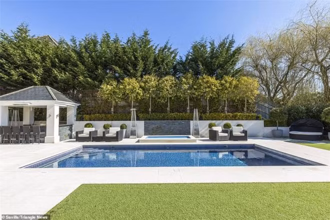 Không gian thư giãn, giải trí ngoài trời bao gồm hồ bơi, bồn tắm nước nóng và khu vực ăn uống, bếp núc.