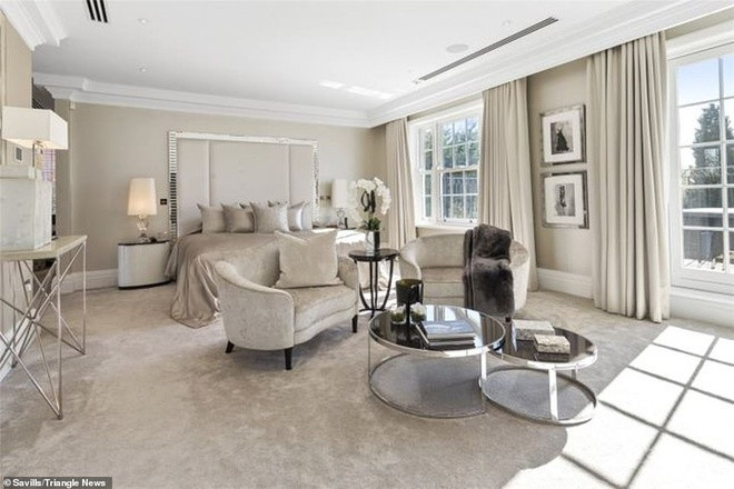 Phòng ngủ chính thanh lịch, rộng lớn, được trang bị hẳn một khu vực tiếp khách đầy tiện nghi. Ban công mở ra khung cảnh sân sau của ngôi biệt thự là nơi gia đình có thể tận hưởng những phút giây thư thái.