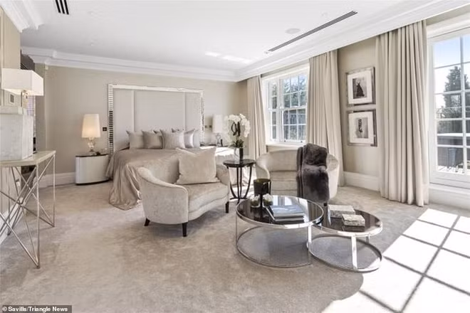 Phòng ngủ chính thanh lịch, rộng lớn, được trang bị hẳn một khu vực tiếp khách đầy tiện nghi. Ban công mở ra khung cảnh sân sau của ngôi biệt thự là nơi gia đình có thể tận hưởng những phút giây thư thái.