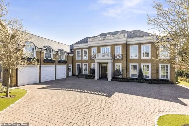 Căn biệt thự 6 phòng ngủ nằm trong một khuôn viên có diện tích khoảng hơn 2.020 m2. John Terry chi khoảng 2,5 triệu bảng để mua nó vào năm 2014.