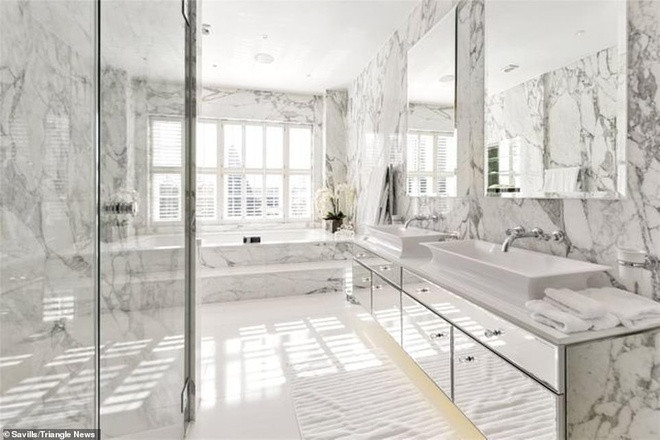 Phòng tắm chính trang nhã, được cung cấp đầy đủ tiện ích cao cấp. Nằm gần căn phòng này là một khu vực thay đồ rộng rãi.