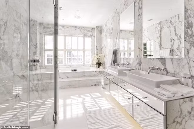 Phòng tắm chính trang nhã, được cung cấp đầy đủ tiện ích cao cấp. Nằm gần căn phòng này là một khu vực thay đồ rộng rãi.