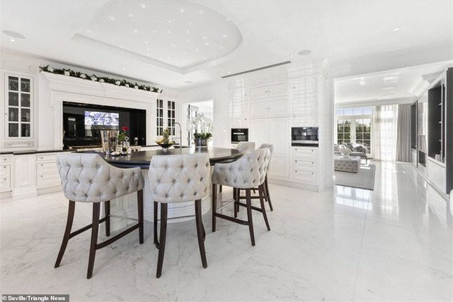 Một quầy bar tinh tế, lộng lẫy có thể giúp việc tiếp đón khách khứa, bạn bè thêm thú vị.