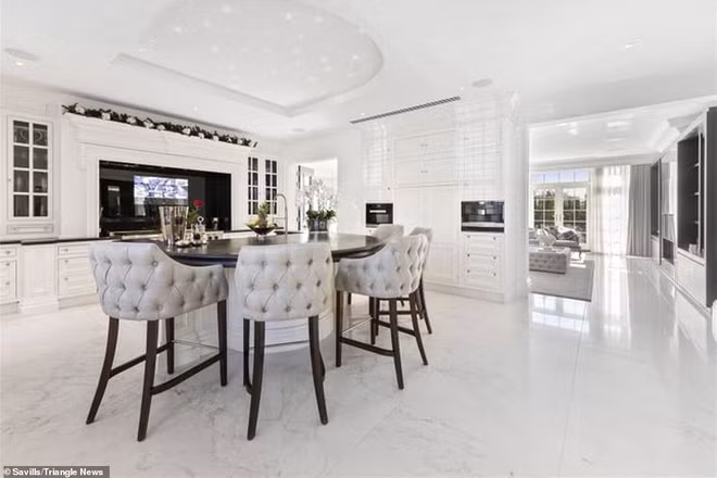 Một quầy bar tinh tế, lộng lẫy có thể giúp việc tiếp đón khách khứa, bạn bè thêm thú vị.