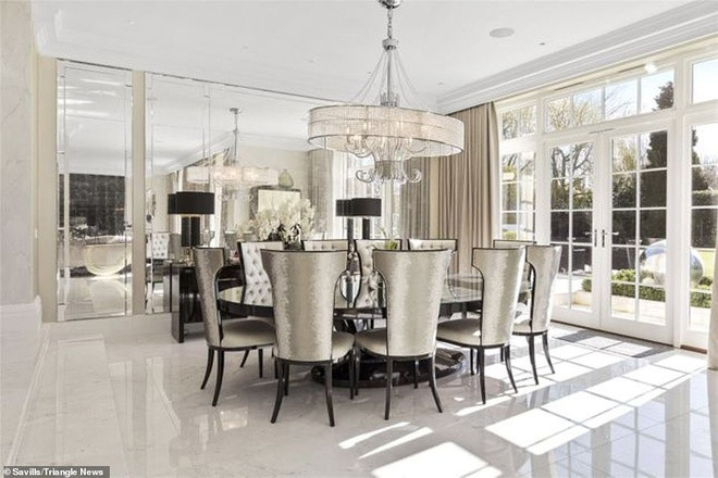 Phòng ăn xa hoa, hào nhoáng, tràn ngập ánh sáng tự nhiên với những cánh cửa kính mở ra cảnh sắc sân vườn.