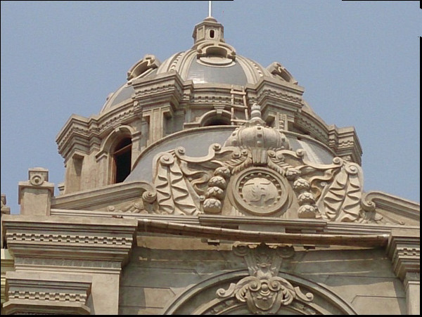 Những họa tiết cầu kỳ và công phu trên biệt thự đều được àm bằng tay. Ảnh: Giadinhvietnam.