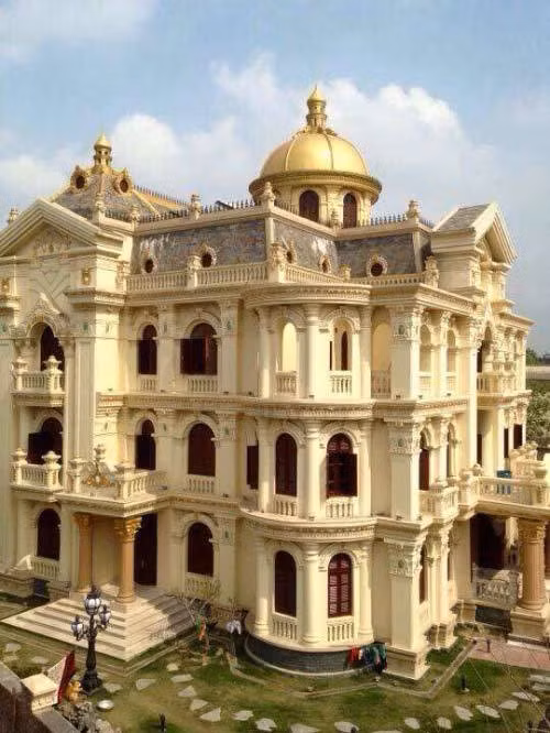 Năm 2015, trên diễn đàn giải trí lớn vừa đăng tải một số bức ảnh về một ngôi biệt thự sang trọng ở Thái Nguyên. Trong ảnh có thể thấy ngôi nhà được thiết kế theo kiểu lâu đài. Ảnh: ĐSPL.