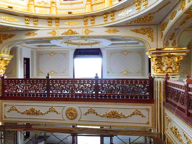 Thông qua loạt ảnh được hé lộ, có thể thấy lâu đài mang phong cách cổ điển châu Âu, các chi tiết hoa văn của lan can gỗ khá cầu kỳ. Ảnh: Nhipsongviet.