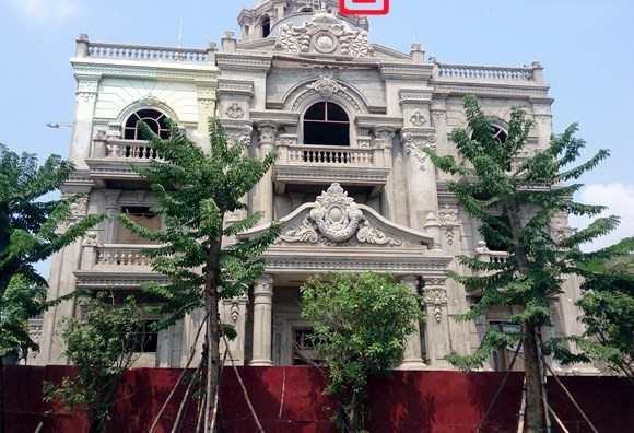 Nằm ở vị trí ngã sáu đại lộ Trần Hưng Đạo (TP Lào Cai), ngôi biệt thự kiểu Pháp hút tầm mắt của nhiều du khách đến tỉnh miền biên ải này bởi sự hào nhoáng, sang trọng. Ảnh: Giadinhvietnam.