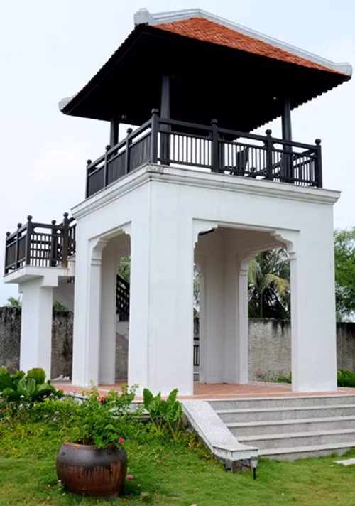 Không gian nhà phảng phất hồn quê, đậm chất Việt với chạm trổ phong cách nhà rường Huế làm chủ đạo. Ảnh: Vietnamnet.