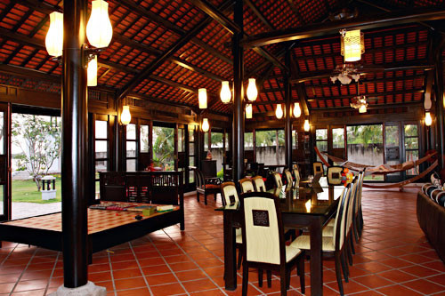 Các không gian chức năng trong nhà đều liên thông nhau như: phòng khách, phòng ăn, nhà bếp, khu thư giãn, quầy bar… được thiết kế bằng chất liệu gỗ đắt tiền. Ảnh: Vietnamnet.