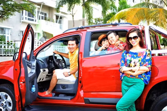 Dù bận việc đến đâu, doanh nhân Hoài Nam vẫn dành thời gian chở vợ con đi chơi trên chiếc siêu xe đắt tiền của mình. Ảnh: Giadinhnet.