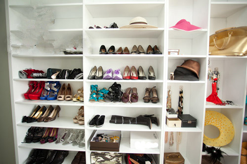 Bộ sưu tập giày với đủ nhãn hiệu cao cấp nổi tiếng trên thế giới của Á hậu Thu Hương. Ảnh: Vietnamnet. Video: Đỗ Mỹ Linh đăng quang Hoa hậu Việt Nam 2016. Nguồn: VTC1