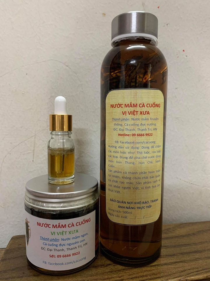 Không chỉ bán con, một số người còn bán cả tinh dầu cà cuống với giá 300.000 đồng/lọ. Tinh dầu chiết xuất hoàn toàn tự nhiên được lấy trực tiếp từ con cà cuống đực còn sống. Ảnh: FB Cà Cuống.