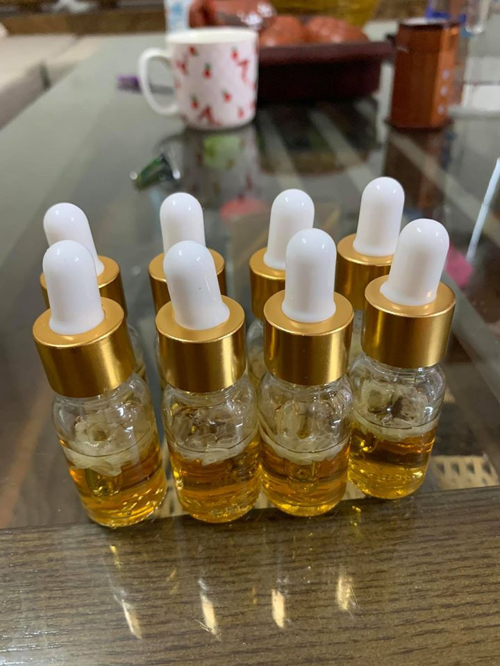 Lọ tinh dầu có 10 bọng tinh dầu còn nguyên bọng, được giữ trong nước mắm. Khi dùng, khách chỉ cần lấy 1 bọng ra, dùng vật nhọn làm vỡ lớp màng bên ngoài để tinh dầu hoà tan vào bát nước mắm sau đó dùng trực tiếp. Ảnh: FB Cà Cuống.