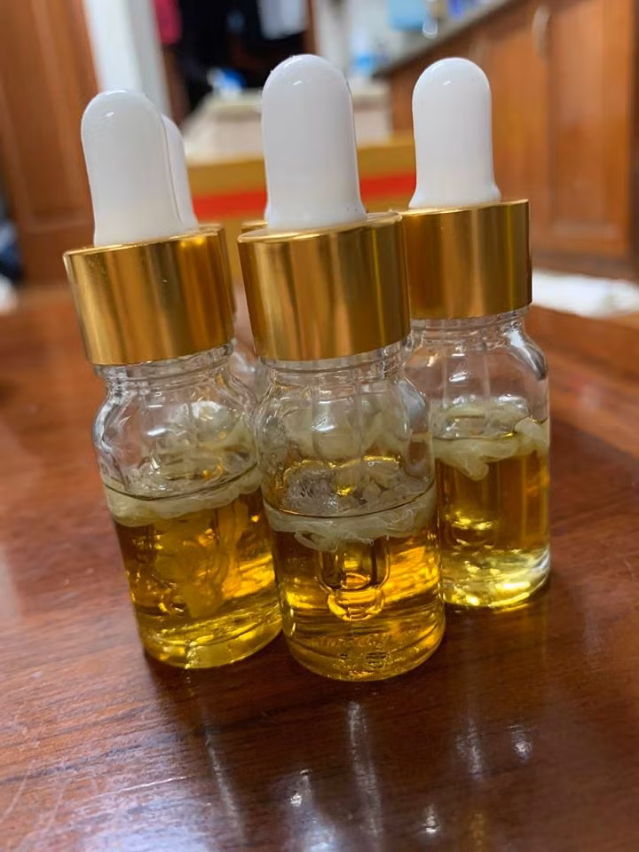 Cô Sương (Hoài Đức, Hà Nội) không mua con mà đặt mua lọ tinh dầu cà cuống về dùng cho tiện. Mỗi lần ăn bánh cuốn hay bún chả chỉ cần mang ra nhỏ 1 - 2 giọt vào bát. Ảnh: FB Cà Cuống. Video: Nuôi cà cuống: 1 con giá bằng...2 kg gạo. Nguồn: VTC16