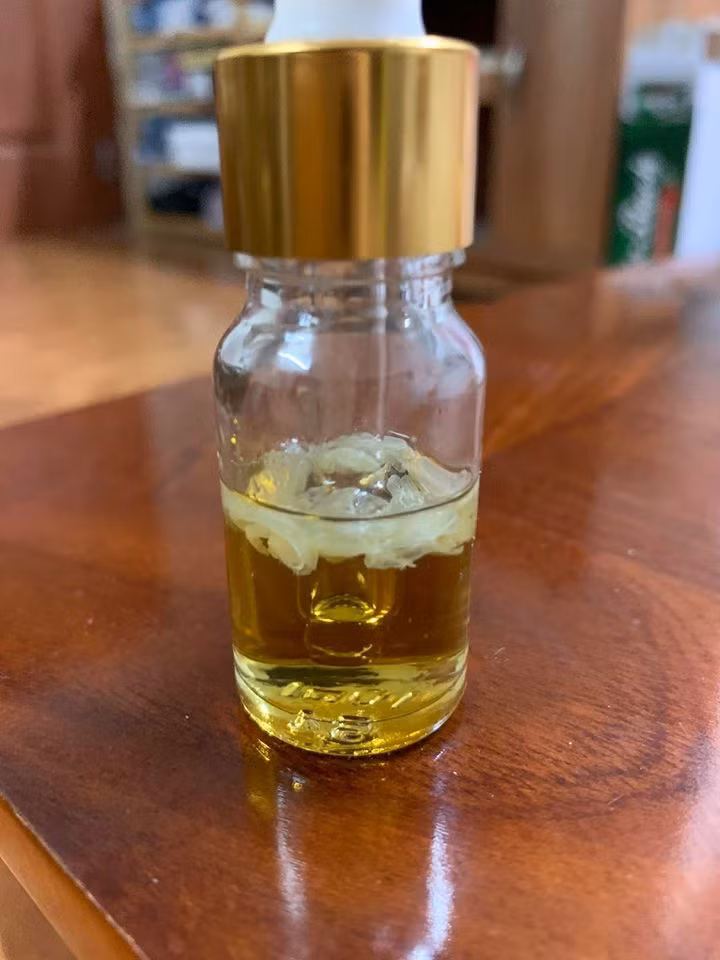 Hoặc, người dùng có thể lấy vật nhọn làm vỡ lớp màng bên ngoài hoà tan hết vào lọ tinh dầu mỗi lần dùng từ 1-2 giọt tuỳ nhu cầu. Ảnh: FB Cà Cuống.