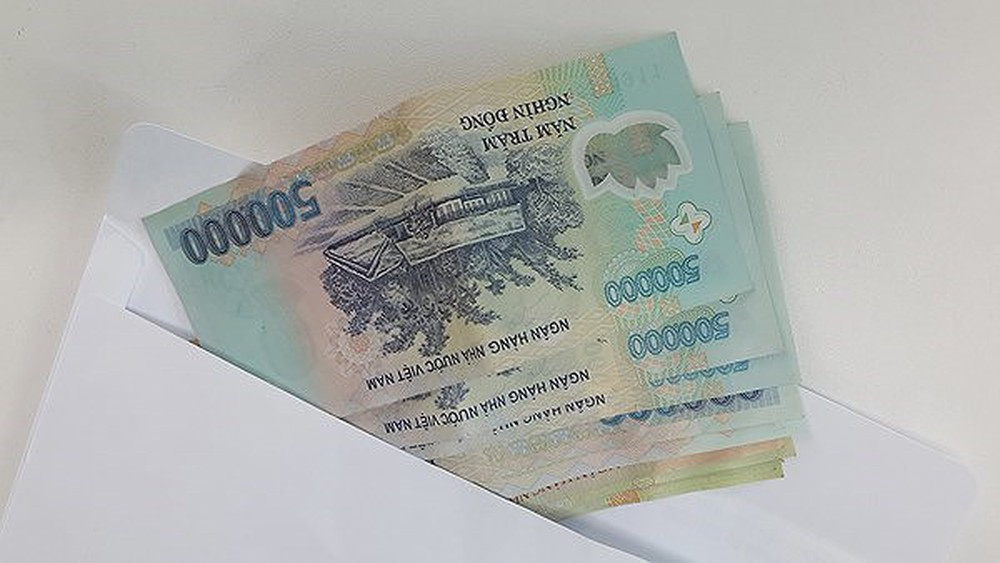 Bạn có thể nhìn thấy hình ẩn này khi đưa nghiêng tờ giấy bạc.