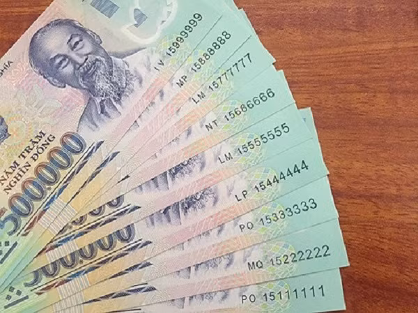 Một điểm ít người biết là hình bóng chìm chân dung Chủ tịch Hồ Chí Minh chỉ nhìn thấy khi soi tờ bạc trước nguồn sáng.