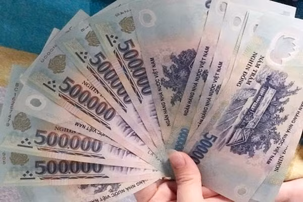 Trên tờ tiền có mệnh giá lớn nhất Việt Nam hiện nay là hình ảnh ngôi nhà 5 gian ở làng Sen thuộc khu di tích lịch sử Kim Liên (xã Kim Liên, Nam Đàn, Nghệ An) là quê hương của Chủ tịch Hồ Chí Minh. Nguồn ảnh: Internet.