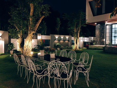 Bên ngoài biệt thự còn là sân cỏ rộng rãi, thích hợp cho các bữa tiệc ngoài trời. Ảnh: GDTĐ.