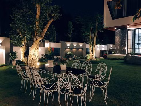 Bên ngoài biệt thự còn là sân cỏ rộng rãi, thích hợp cho các bữa tiệc ngoài trời. Ảnh: GDTĐ.