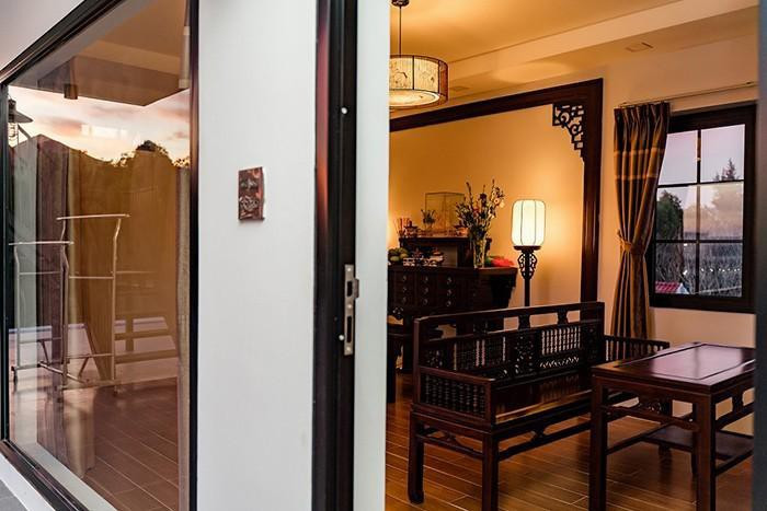 Nội thất phòng thờ được làm hoàn toàn bằng gỗ với tông màu nâu trầm trang nghiêm. Ảnh: Người đưa tin.